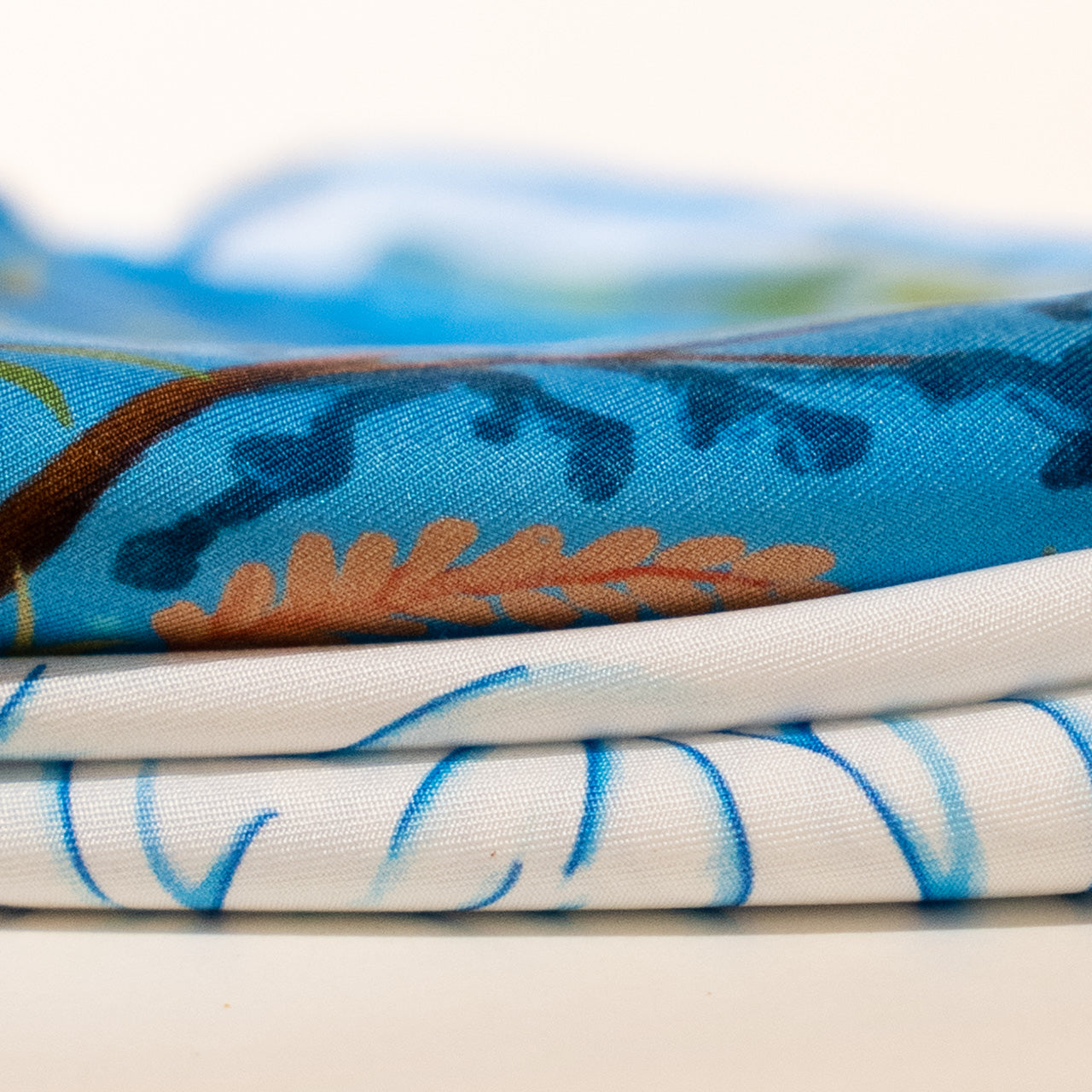 維納斯與她飄逸的駿馬絲巾