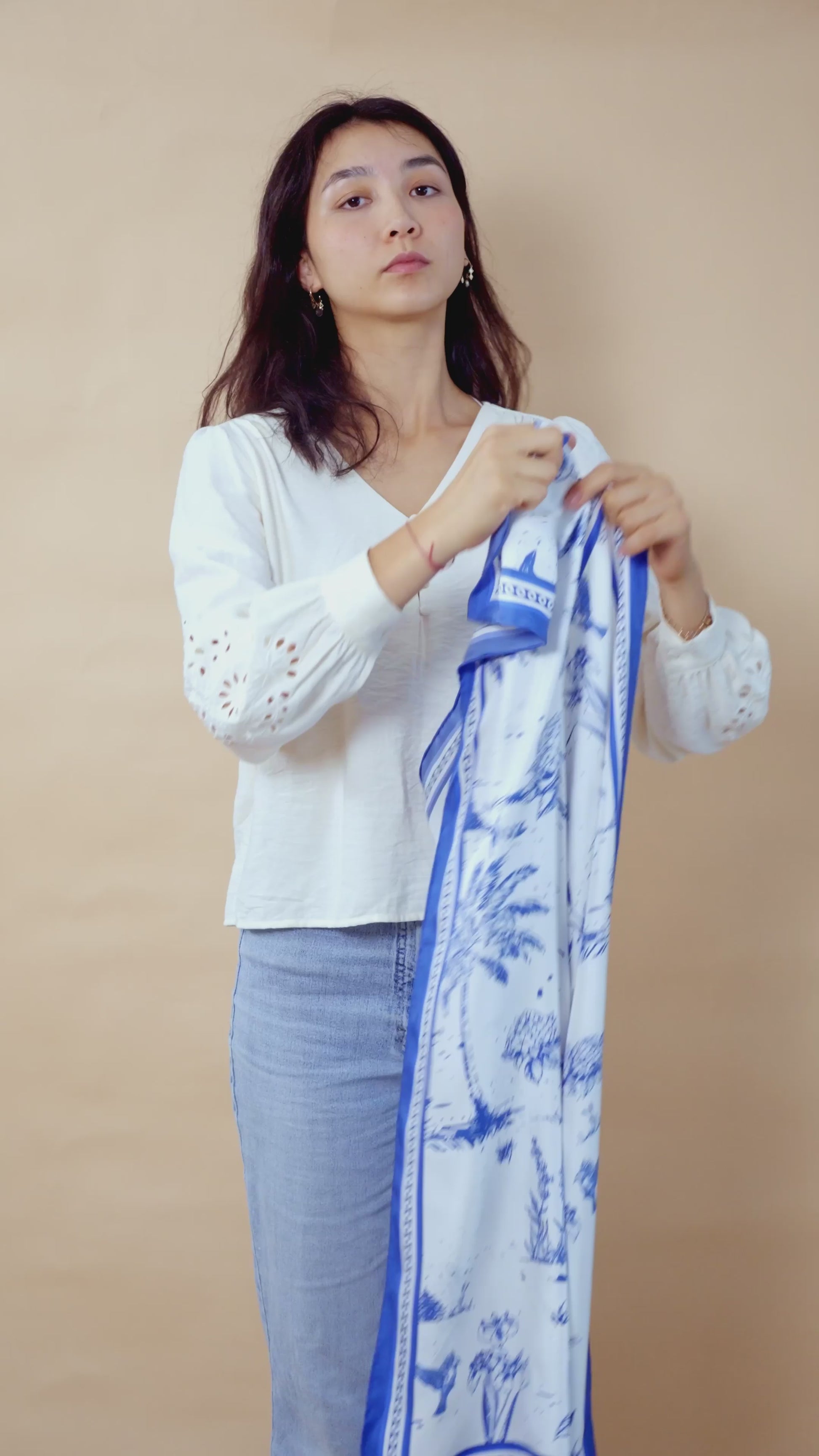 Video tutorial on how to style your scarf