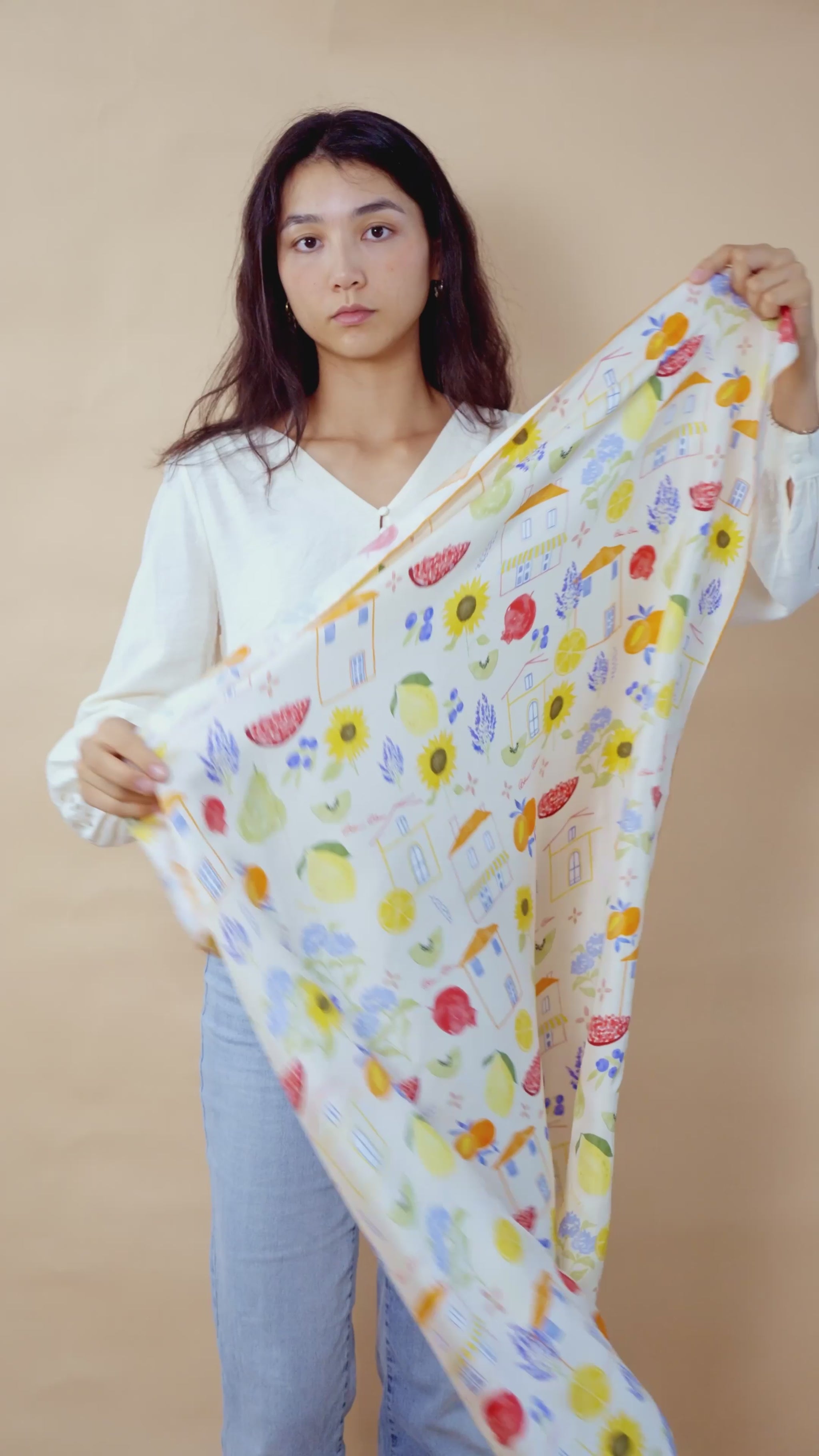 video tutoial of how the fruite scarf an be work as a belt for jeans